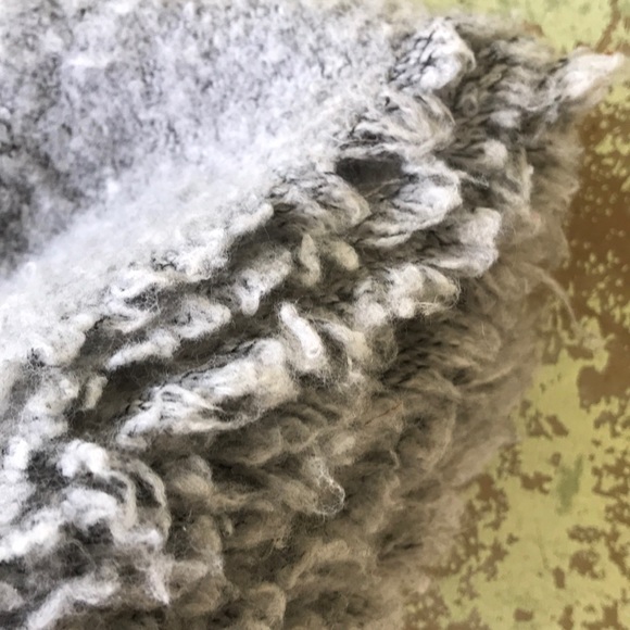 Fuzzy warm grey shawl/scarf/blanket/wrap w fringe - Picture 2 of 5